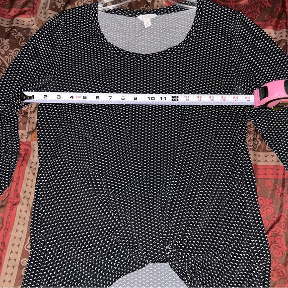 Candie's Black and White Chevron Patterned Top Blouse with Rouched Hem Size M - Picture 7 of 9